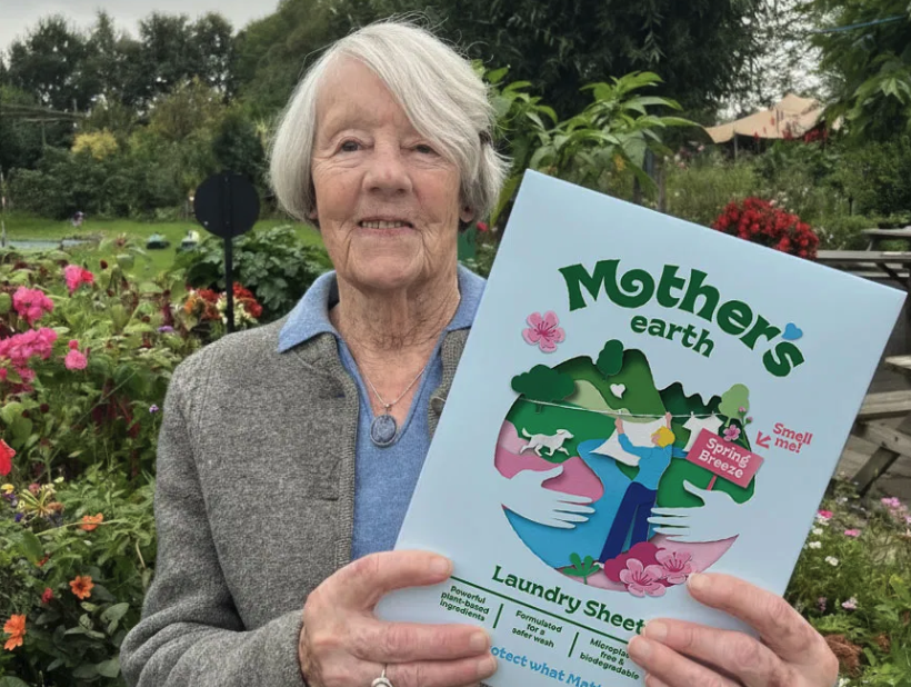 Handen die een wasstrip uit de verpakking halen